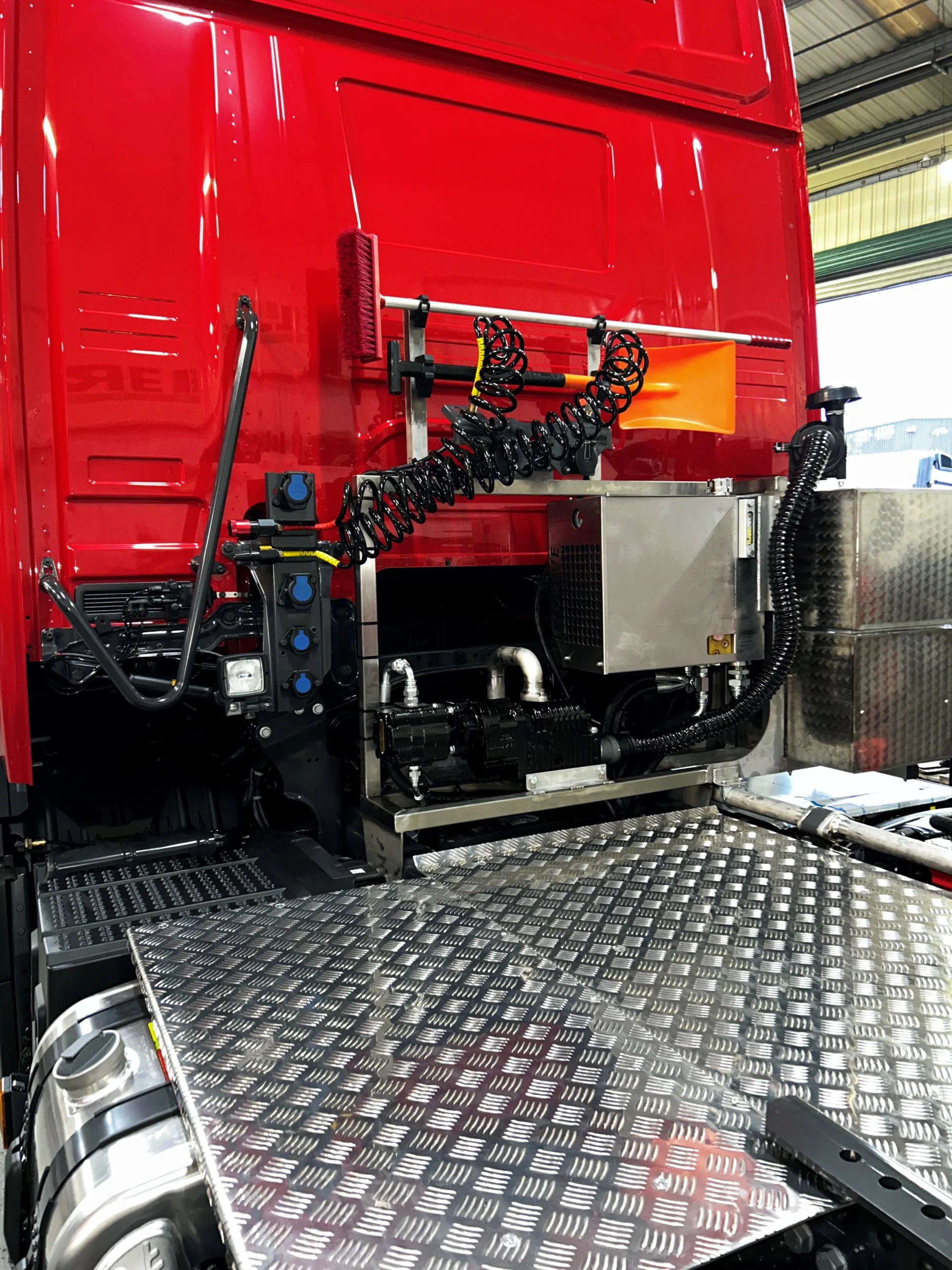 Hoyer Group adds large number of Scania 460R compressor skids